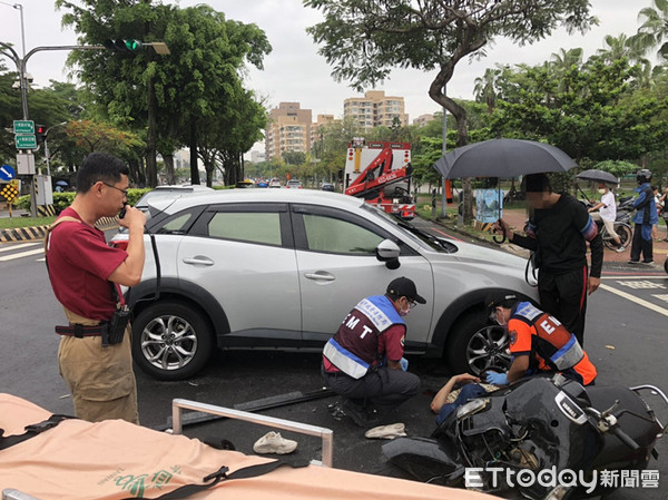 ▲台南市東區小東路147巷發生汽機車車禍事故，機車女騎士受困車下，民眾移車脫困，由救護人員以救護車送醫救治。（圖／記者林悅翻攝，下同）