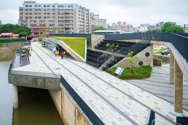 ▲徐國勇桃園視察，鄭文燦道感謝。（圖／市府提供）