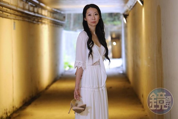 胡黎因兒子罹患敗血症，24歲入行當酒店經紀。