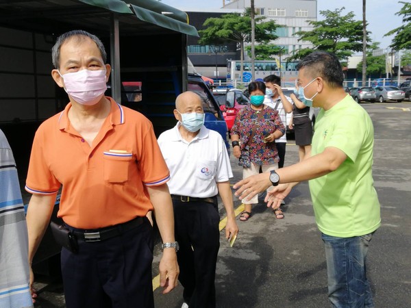 ▲民進黨中市黨部同額主委候選人李天生向黨員熱情招呼。（圖／李天生提供）