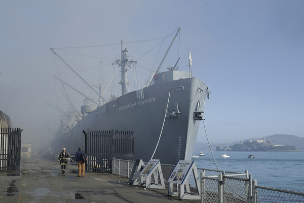 ▲▼美國舊金山漁人碼頭發生大火，二戰軍艦「歐布萊恩號」（SS Jeremiah O`Brien）差點被波及。（圖／達志影像／美聯社）