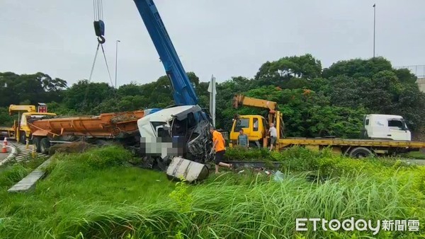 ▲▼竹南砂石車車禍。（圖／記者黃孟珍翻攝）