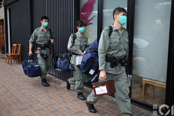 ▲▼港警進駐中聯辦。（圖／香港01授權使用，請勿轉載）