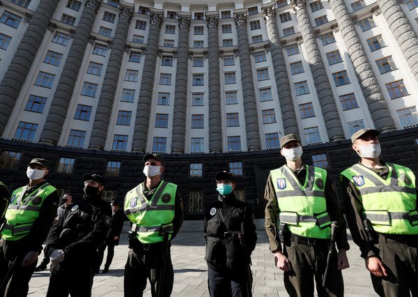 ▲▼ 烏克蘭員警與國民衛隊2020年4月29日站在首都基輔市中心的內閣大樓前方。（圖／路透）