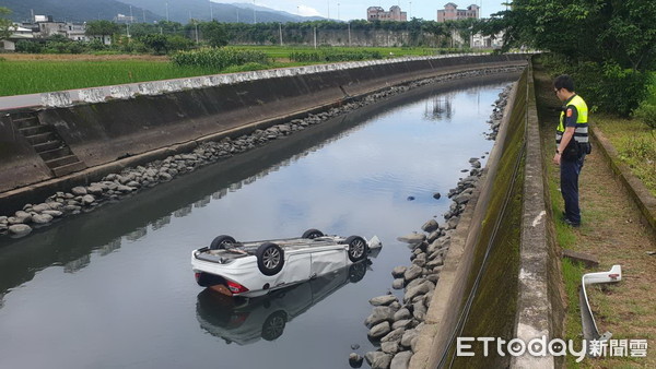 ▲▼宜蘭一轎車四輪朝天衝進大排內，女駕駛幸運逃過一劫。（圖／記者游芳男翻攝，下同）