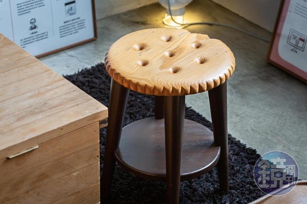 這張板凳巧妙將舊檜木料的缺陷重新設計後，變成像是被咬一口的餅乾坐墊。 