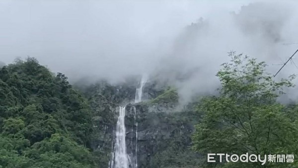 ▲嘉義豐山蛟龍瀑布雨量豐沛時一傾而下，宛如白色巨龍。（圖／許銘月提供）