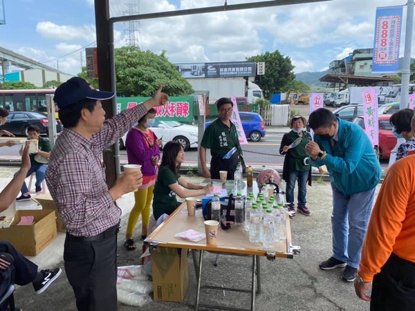 ▲▼何博文競選民進黨新北黨部主委，跑遍10個投票所。（圖／翻攝何博文臉書）