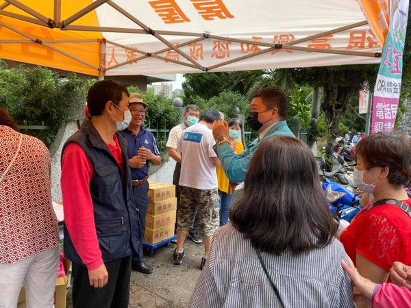 ▲▼何博文競選民進黨新北黨部主委，跑遍10個投票所。（圖／翻攝何博文臉書）