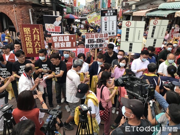 ▲罷韓團體旗山發黃絲帶       。（圖／記者洪靖宜攝）