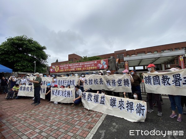 ▲▼近百名學生家長及老師，聚集學校大門口表達抗議。（圖／記者王兆麟攝，下同）