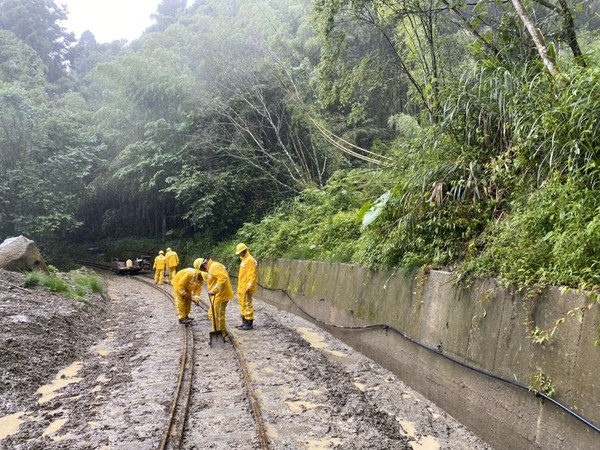 ▲阿里山林鐵搶修。（圖／林鐵及文資處提供）