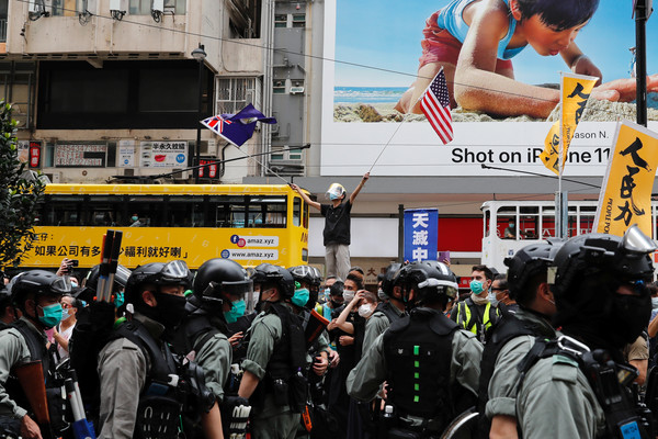 ▲▼ 反對「港版國安法」的香港民眾24日上街抗議，警方出動。（圖／路透）