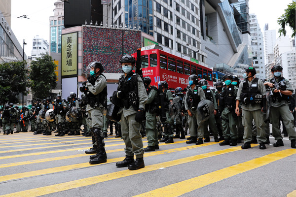 ▲▼ 反對「港版國安法」的香港民眾24日上街抗議，警方出動。（圖／路透）