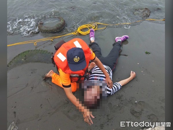 ▲▼1女子意外跌落彌陀港中。（圖／地方中心翻攝）