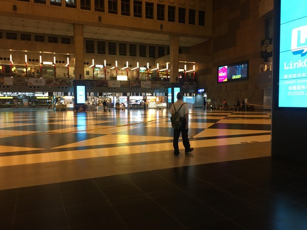 ▲▼台北車站大廳周日晚間拉起封鎖線惹議。（圖／讀者提供）