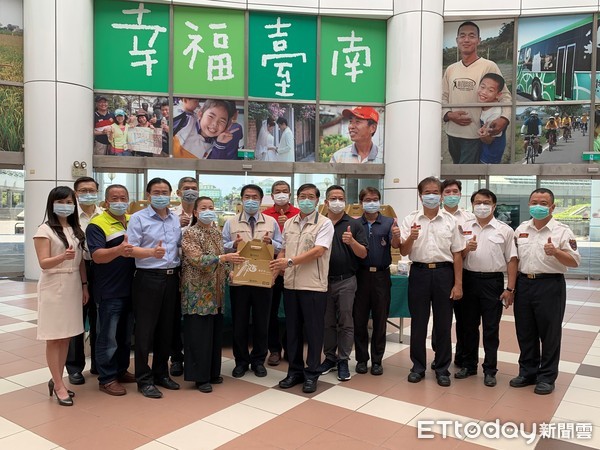 ▲台南市長黃偉哲等人，頒贈「英雄麵」向台南市消防防疫英雄們致敬。（圖／記者林悅翻攝）