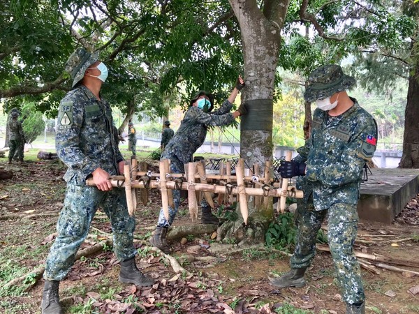 ▲▼陸軍特指部野外求生社，實際操作野外求生技能。（圖／中華民國陸軍臉書）