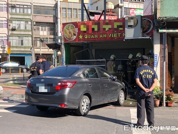 ▲台南市新營區中山路，下午傳出有轎車衝撞小吃店，造成3人受傷，台南市消防局據報出動消防人員前往現場搶救，新營分局派員查處。（圖／記者林悅翻攝）