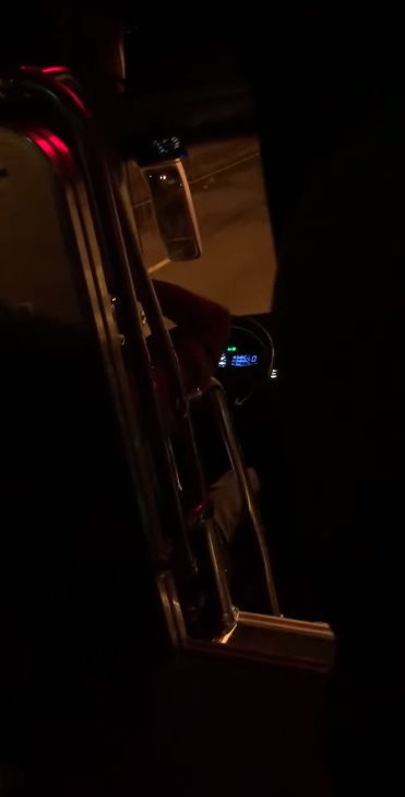 國光夜車司機「雙手狂搖方向盤」影片曝光　她驚醒：好險只搭到朝馬站。（圖／翻攝爆料公社臉書社團）