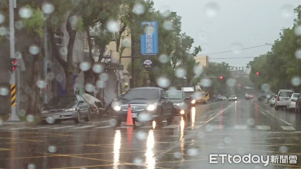 ▲斗六市工業區中午出現一輛轎車，車頭推著三角錐行進，而駕駛竟不自知，畫面在對向駕駛拍下。（圖／記者蔡佩旻翻攝）