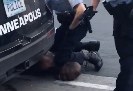 ▲▼明尼蘇達州白人警察執法過當，用膝蓋壓制導致黑人男子窒息身亡。（圖／翻攝自推特／@QasimRashid）