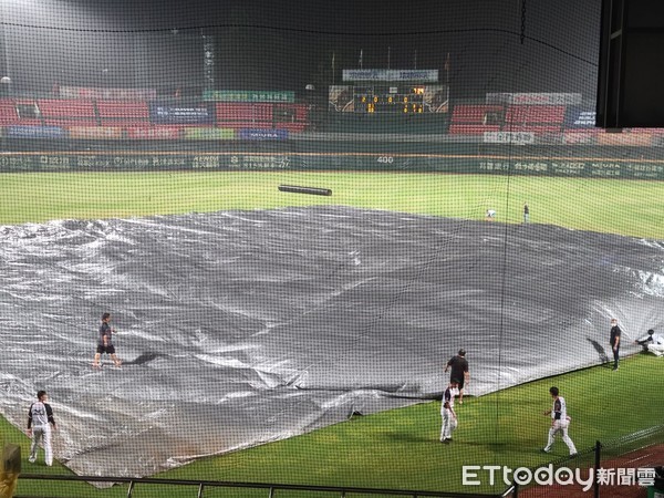 ▲台南獅象戰因雨保留比賽。（圖／記者歐建智攝）