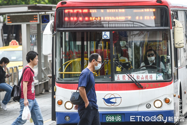 ▲新冠肺炎疫情趨緩，搭乘公車、高鐵等大眾運輸仍要配合戴口罩。（圖／記者林敬旻攝）