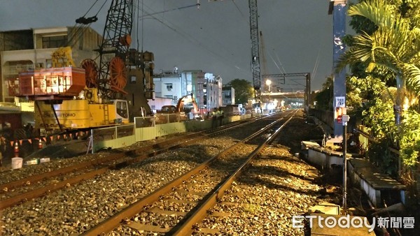 ▲台南市東區榮譽街平交道附近之鐵路地下化工程，傳出路基淘空下陷情形，台鐵緊急進行水泥車灌漿作業。（圖／記者林悅翻攝，下同）