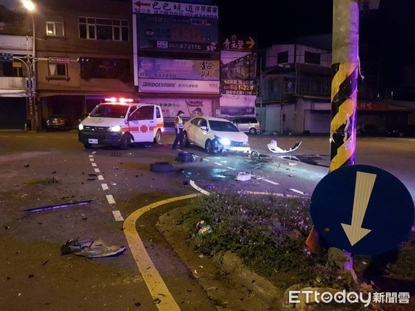 ▲▼小客車撞擊力道強大，把變電箱整個都撞斷飛到快車道上，車上物品也散落一地。（圖／記者黃孟珍翻攝）