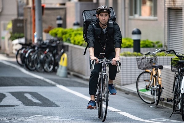 ▲日本擊劍銀牌三宅諒送外賣謀生。（圖／翻攝自三宅諒推特）