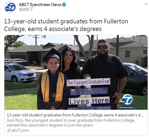 ▲加州一位13歲男童傑克·里科（Jack Rico）就讀的學校是「加州州立大學富勒頓分校（CSUF）」，不僅如此，他還在2年內獲得4個副學士學位，還拿到了全額獎學金。（圖／翻攝自ABC7 Eyewitness News推特）
