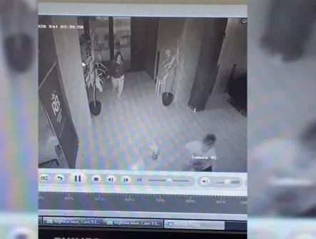 ▲義大利婦女在羅馬尼亞飯店把嬰兒重摔地面。（圖／翻攝自羅馬尼亞Opina timesoarei）