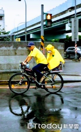 ▲皇上出巡囉！柴孫「穿雨衣」低頭坐寶位　阿公淋雨騎單車。（圖／粉專《林沫呈linmo》提供，請勿隨意翻拍，以免侵權。）