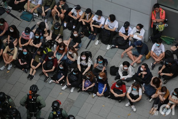  ▲▼香港國歌法二讀／數百人佔據中環馬路　防暴警發射胡椒球彈！。（圖／香港01）