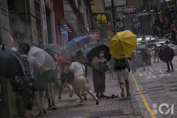  ▲▼香港國歌法二讀／數百人佔據中環馬路　防暴警發射胡椒球彈！。（圖／香港01）