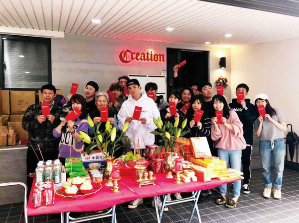 去年的開工日，羅志祥、羅媽媽和小霜帶著旗下藝人C.T.O與工作人員一起拜拜。（圖／翻攝自臉書）