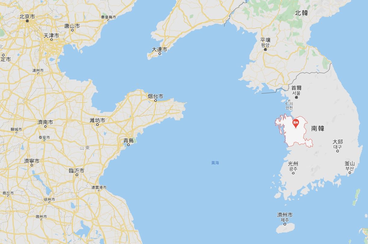 ▲▼韓國西部忠清南道泰安郡日前出現疑似偷渡客棄置的小船。（圖／翻攝自Google Maps）