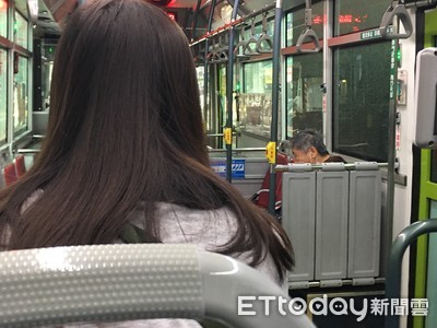 學生上公車「只投2元」！被抓包辯稱：我沒錢　下車開心扮鬼臉