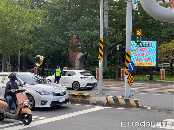 ▲台南北區開元陸橋南向下橋處，許多車輛違規左右轉，被警方取締告發。（圖／記者林悅翻攝，下同）