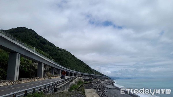 ▲ 「最美高架鐵路」通車，台東多良段電氣化完工             。（圖／記者楊鈞典翻攝）