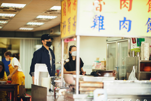 ▲▼潘瑋柏在路邊大啖雞魯飯。（圖／華納音樂提供）