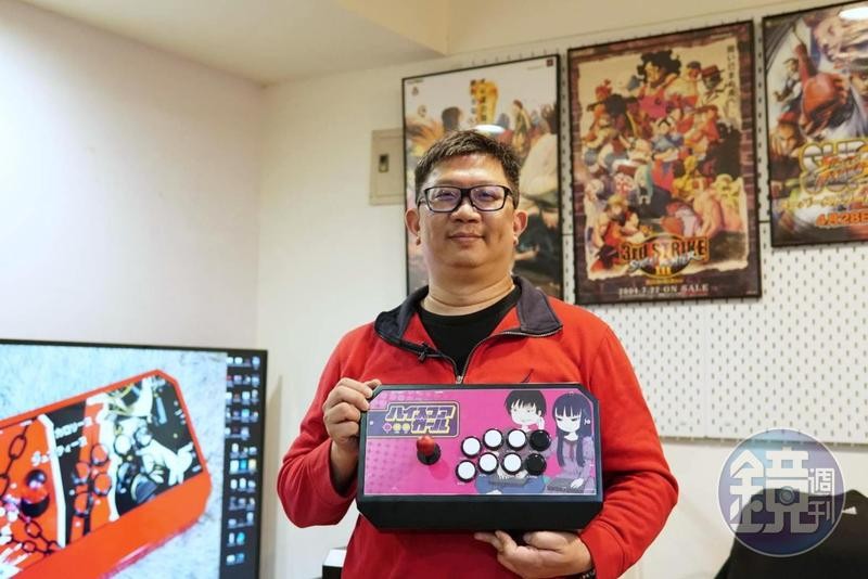 「公館快打」黃仲農是台灣手工製作電玩搖桿的達人，10年來已做了上千支搖桿。