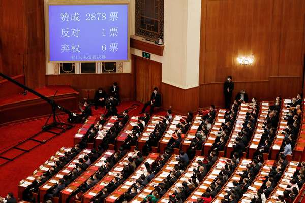 ▲▼中共十三屆全國人大會議以2878票贊成、1票反對、6票棄權，通過「港版國安法」草案。（圖／路透）