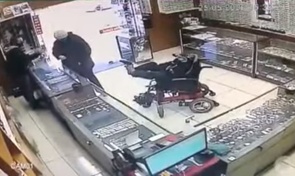 ▲▼巴西腦性麻痺癱瘓男子，用腳舉槍搶劫珠寶店。（圖／翻攝自YouTube／Leouve Serra Gaúcha）