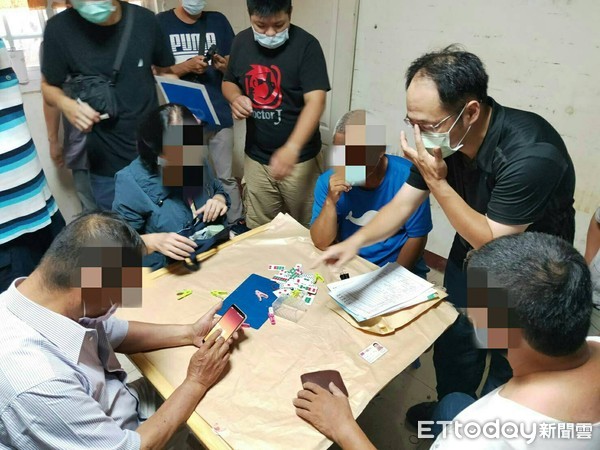 ▲台南市警五分局破獲職業賭場，查獲主持人及賭客共31人，全部帶回依法偵辦。（圖／記者林悅翻攝，下同）