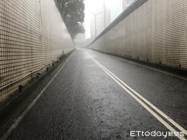 ▲▼新店中興路地下道瞬間暴雨水淹膝蓋，警方到場管制路段。（圖／記者陳豐德翻攝）