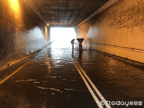 ▲▼新店中興路地下道瞬間暴雨水淹膝蓋，警方到場管制路段。（圖／記者陳豐德翻攝）