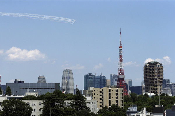 ▲▼ 日本航空自衛隊「藍色衝擊波」飛行表演隊29日飛越東京市中心上空，向醫護人員致敬。（圖／達志影像／美聯社）