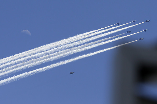 ▲▼ 日本航空自衛隊「藍色衝擊波」飛行表演隊29日飛越東京市中心上空，向醫護人員致敬。（圖／達志影像／美聯社）